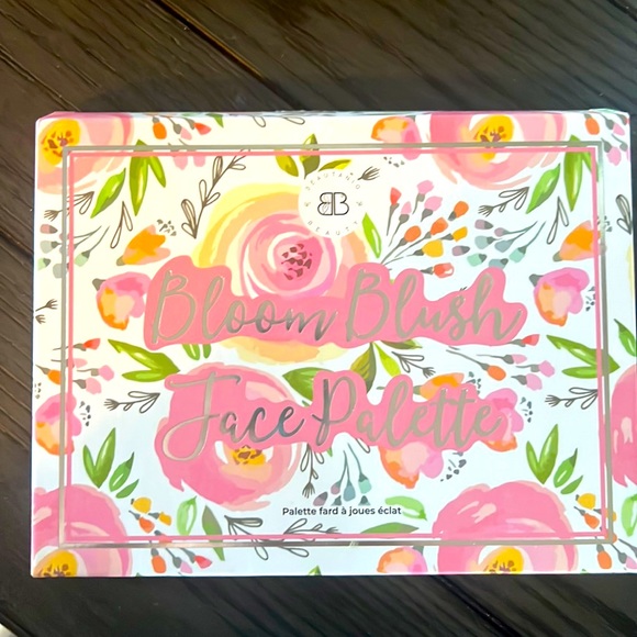 New Bloom Blush Face Palette - Picture 2 of 4